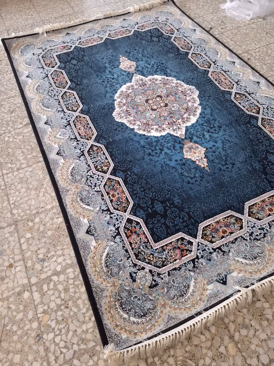 فرش ماشینی کاشان 700شانه 6متری طرح هالیدی سرمه ای(باارسال رایگان)