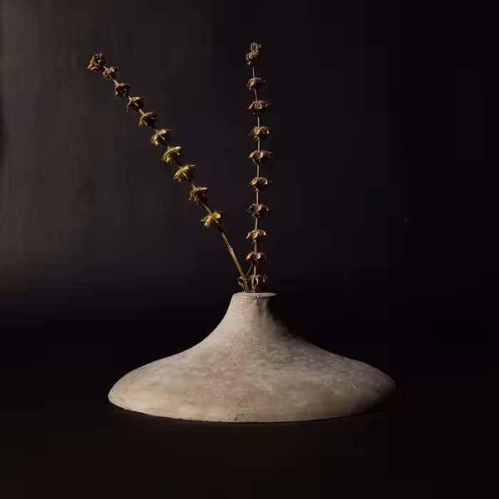 گلدان بتنی طرح مینیمال مدل مخروطی