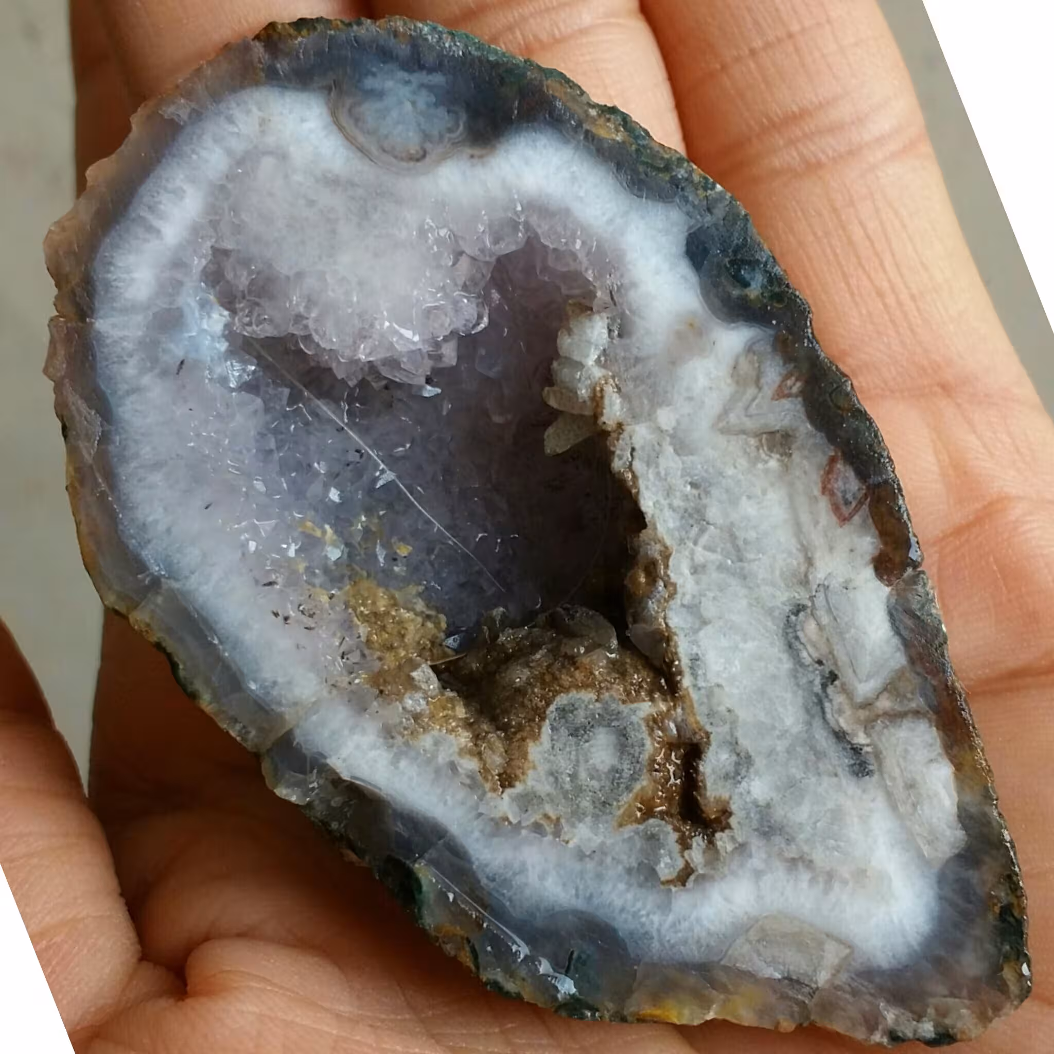 اسلایس سنگ راف عقیق توخالی پر بلور  آمتیس و کوار تز صد در صد طبیعی شاهکار خلقت
نمونه ای تکرار نشدنی خاص محشر
کد 7846