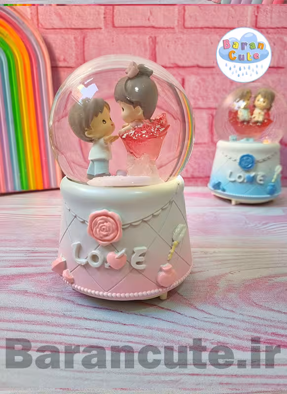 گوی موزیکال پمپی برفی چراغ دار سایز بزرگ طرح دختر و پسر روی دسته گل