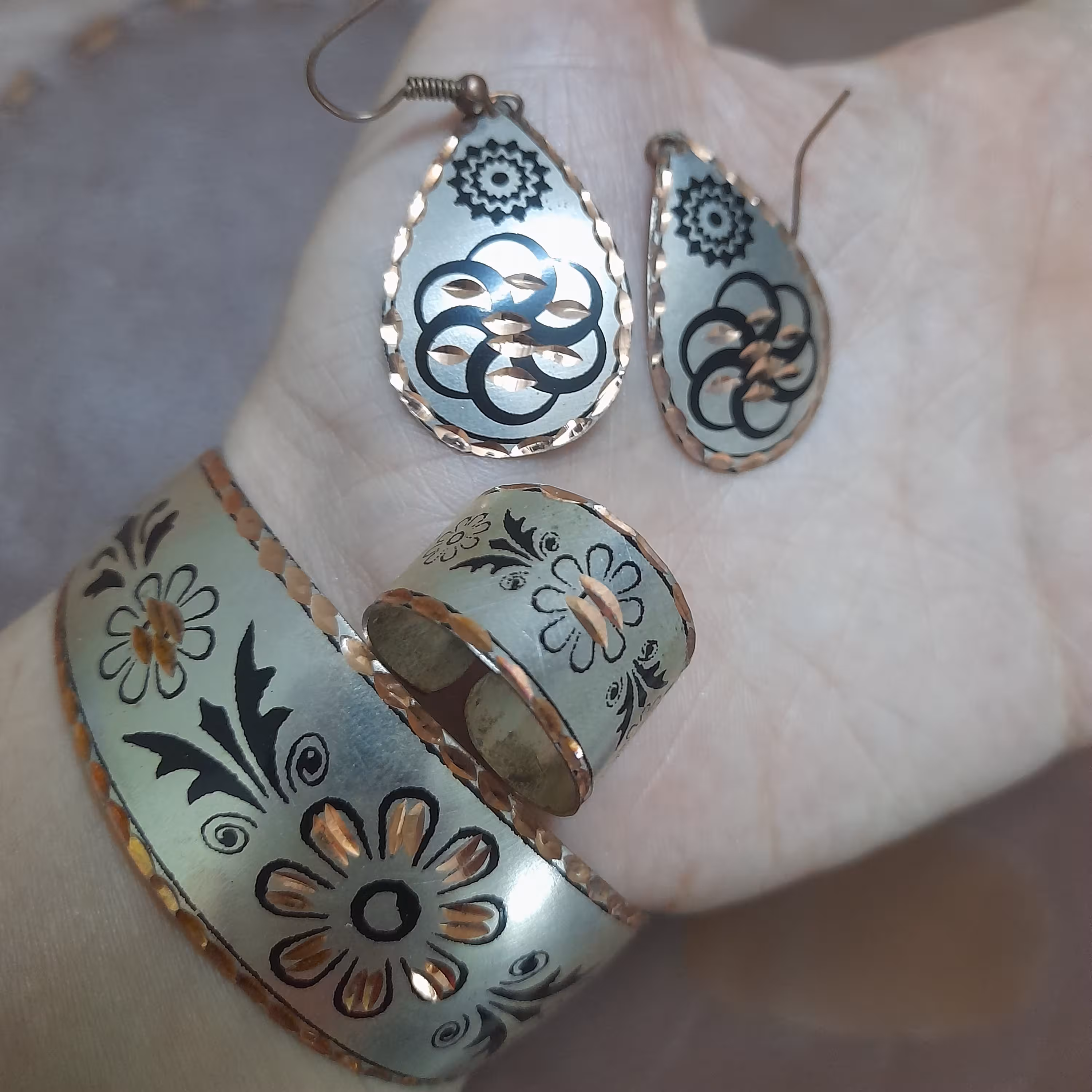 سرویس مسی دستبند و انگشتر وگوشواره روکش دار  رنگ سفید با طرح مشکی 