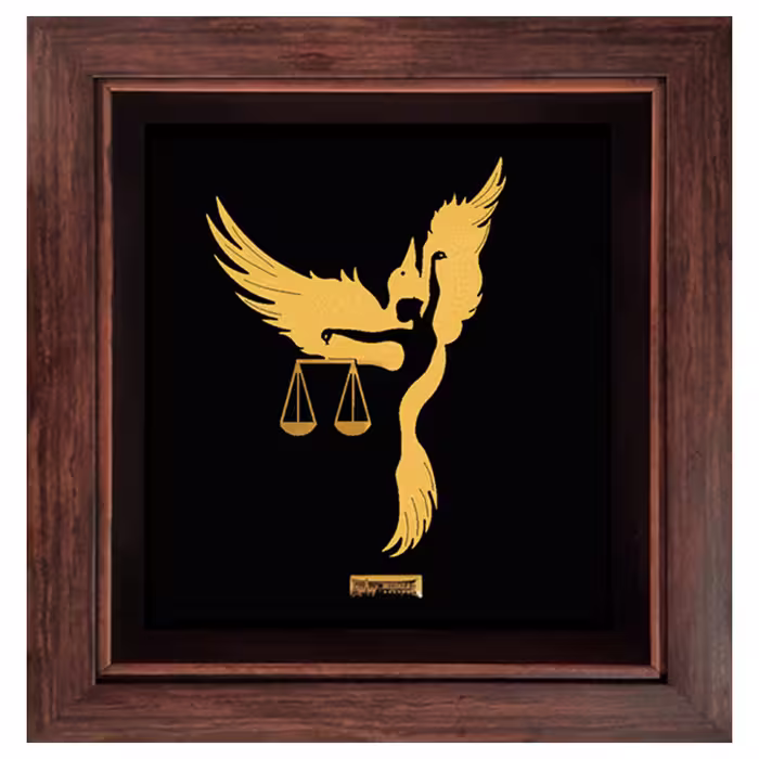تابلو طلاکوب با طرح پرنده عدالت، ابعاد 37x37 سانتی‌متر