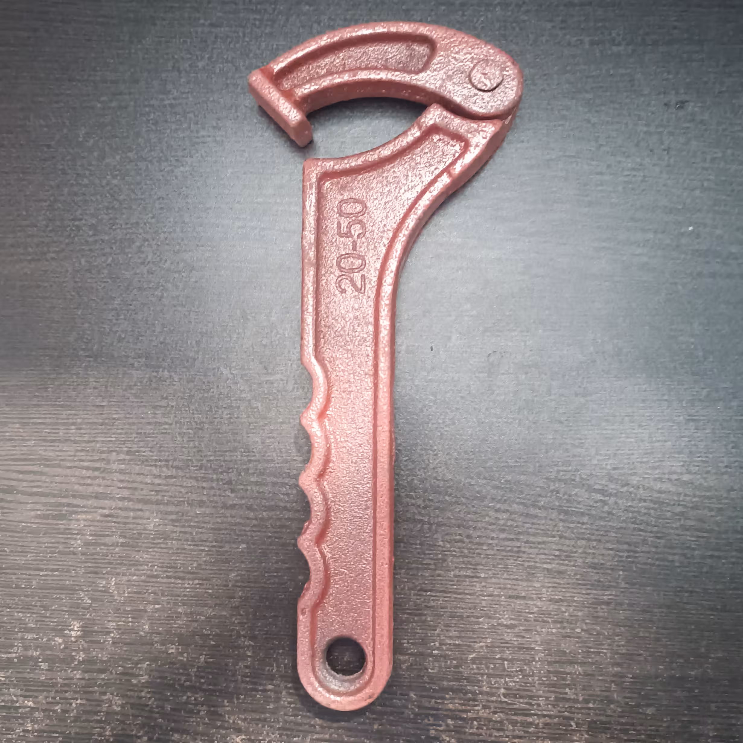 آچار چدنی فک متحرک  اتصالات پلی اتیلن برای سایز  20 تا 63 (یک دوم اینچ تا دو اینچ) میشه استفاده کرد.