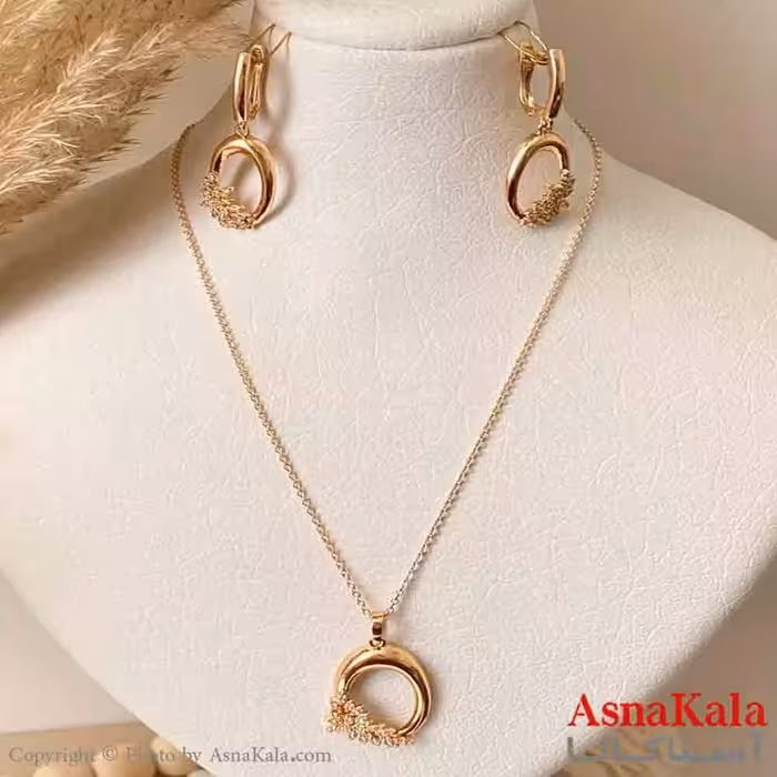 نیم ست زنانه ژوپینگ مدل بیضی و برگ شامل گوشواره و آویز رنگ طلایی کد NIM14972W