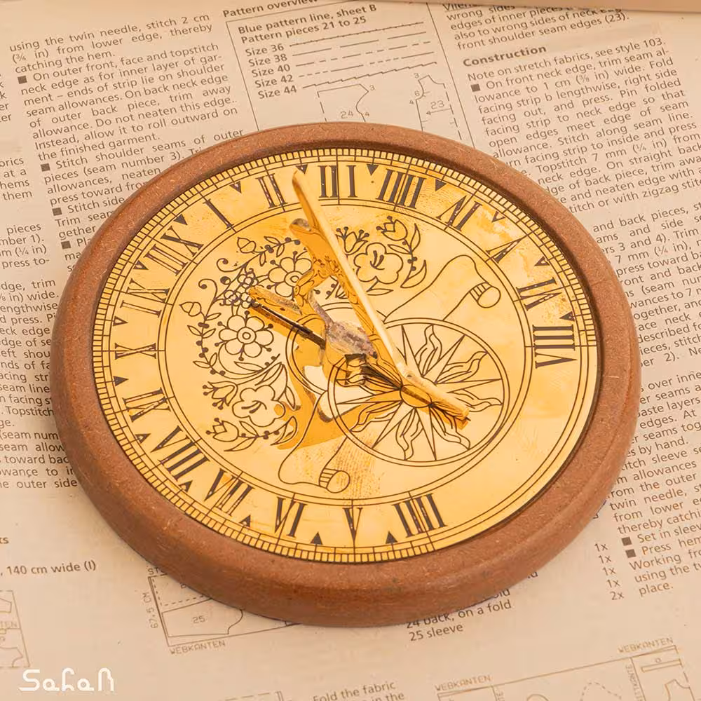 ساعت چوبی و برنجی