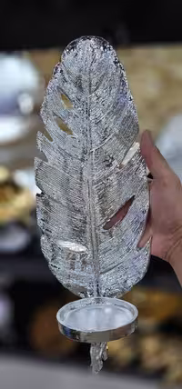 جاشمعی دیوارکوب با طرح پر، رنگ نقره‌ای.