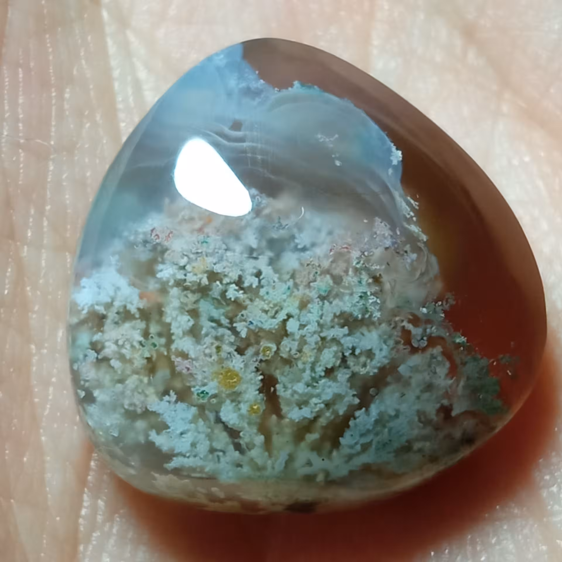 سنگ عقیق شجر بهاری بسیار زیبا در دو طرف سنگ مناسب برای ساخت گردن آویز و انواع جواهرات