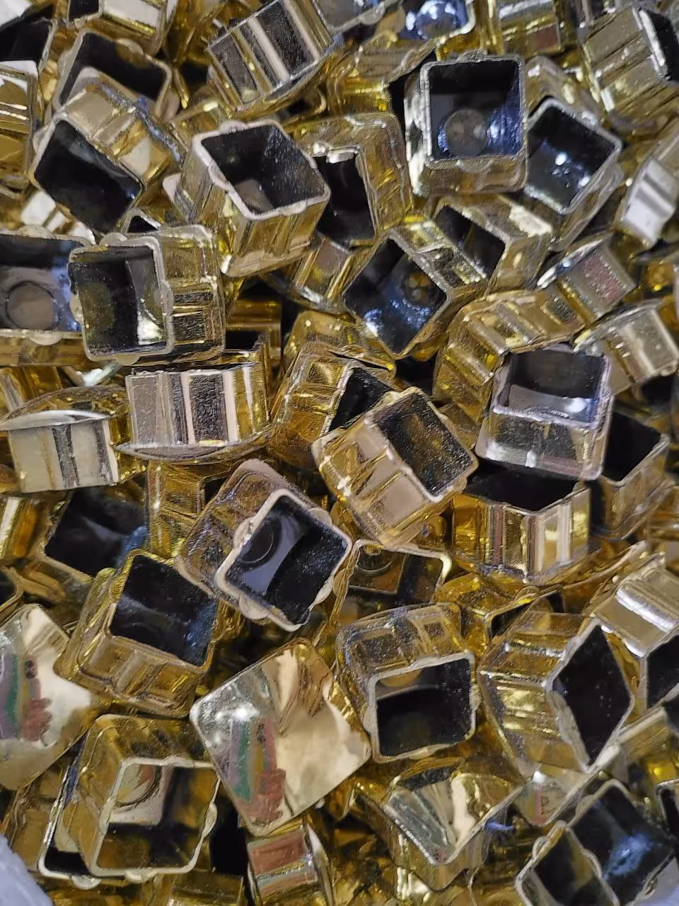 درپوش پلاستیکی طلایی