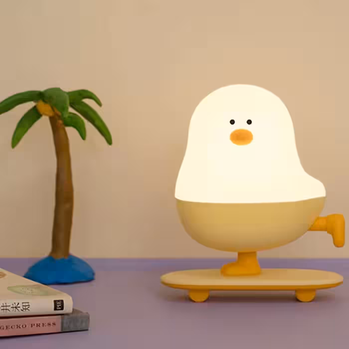 چراغ خواب فانتزی رومیزی شارژی طرح جوجه اسکیت‌سوار L63