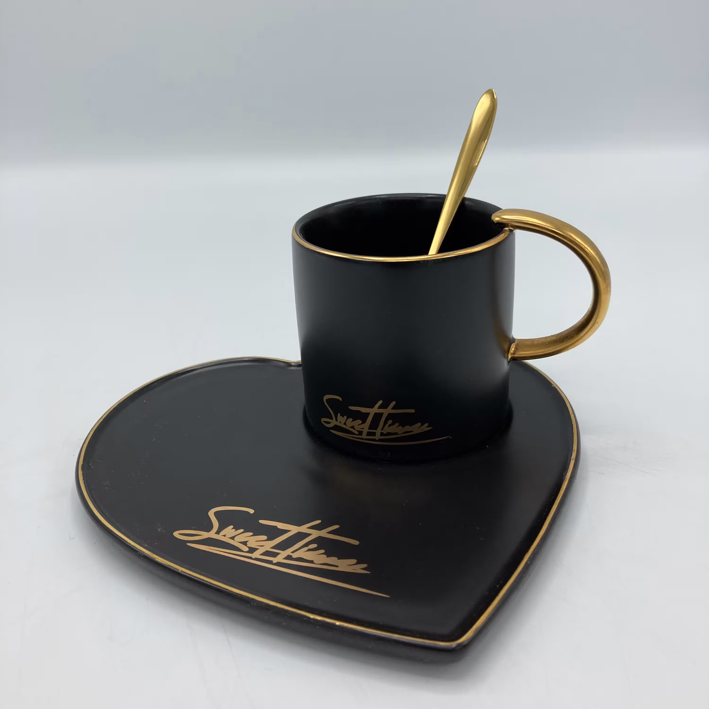 ماگ طرح قلب زیره دار سرامیکی مشکی 