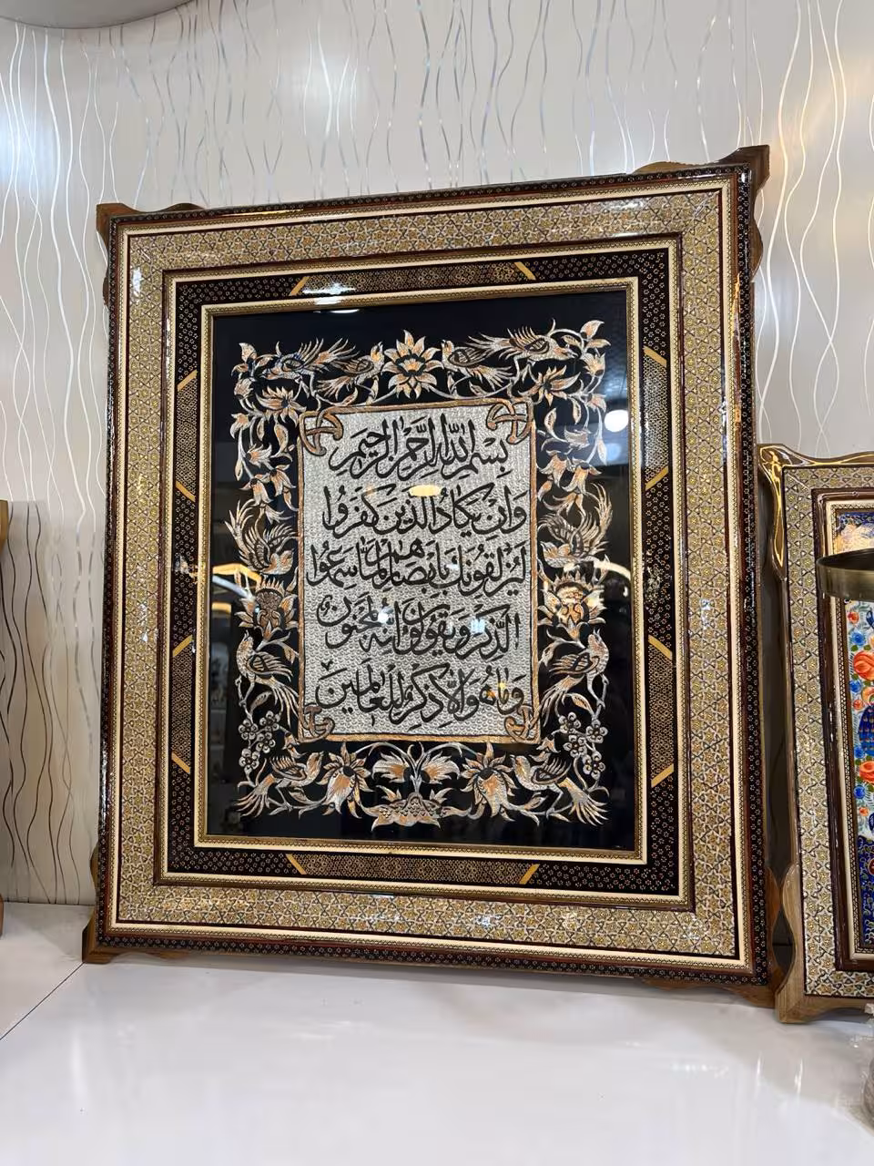 تابلو خاتم ترنج گوشه دار 60در70 با پلاک مسی قلمزنی 40در 50 طرح ان یکاد