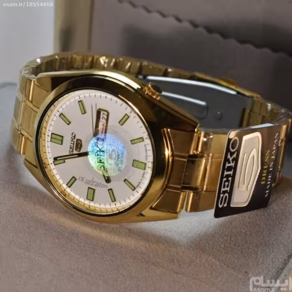 SEIKO 5 ساخت ژاپن سیکو موتور ژاپن ، درب استیل ، بند و قاب طلایی با صفحه سفید ، با طراحی تقویمی ایام خاص لاتین و فارسی