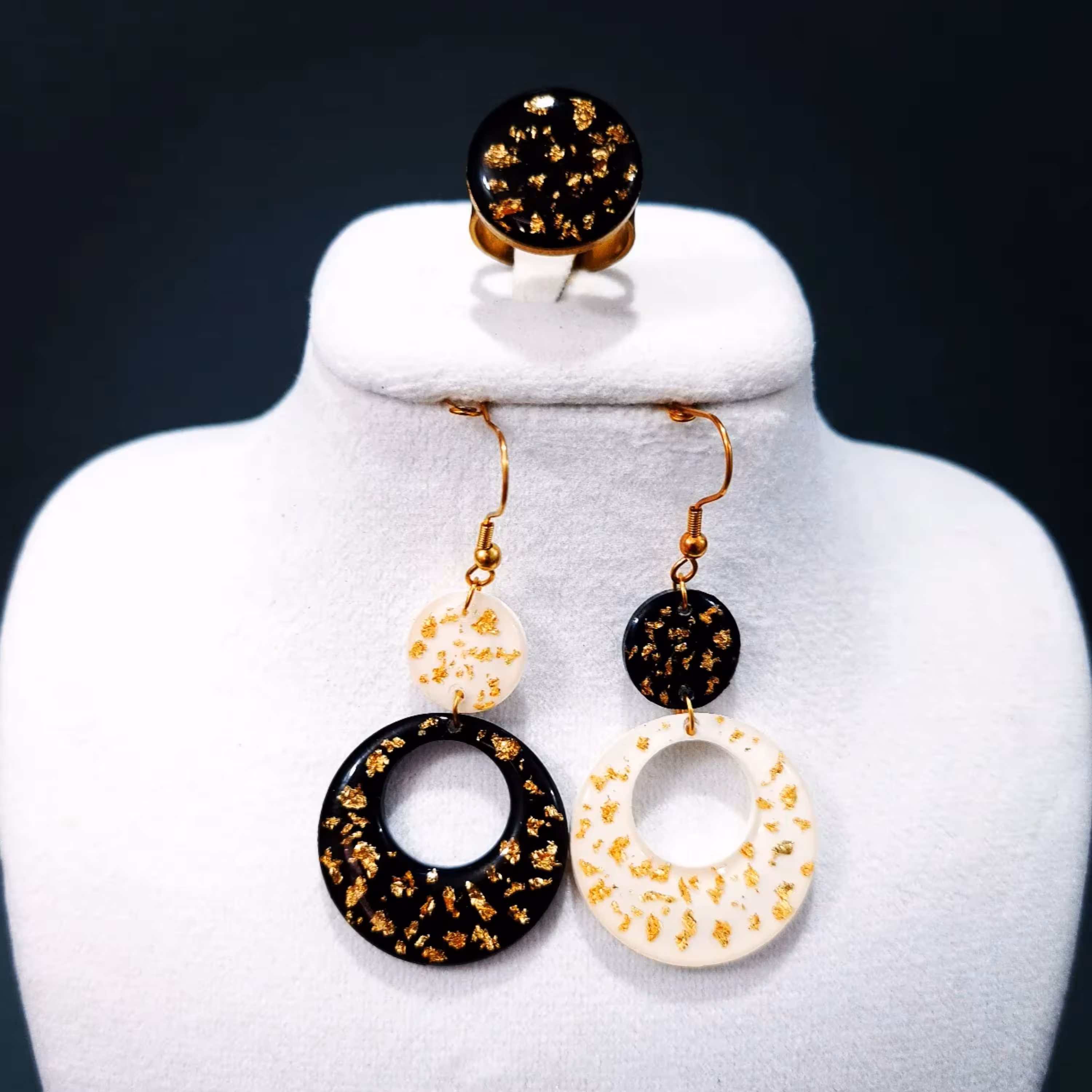 نیم ست گوشواره و انگشتر مشکی طلایی