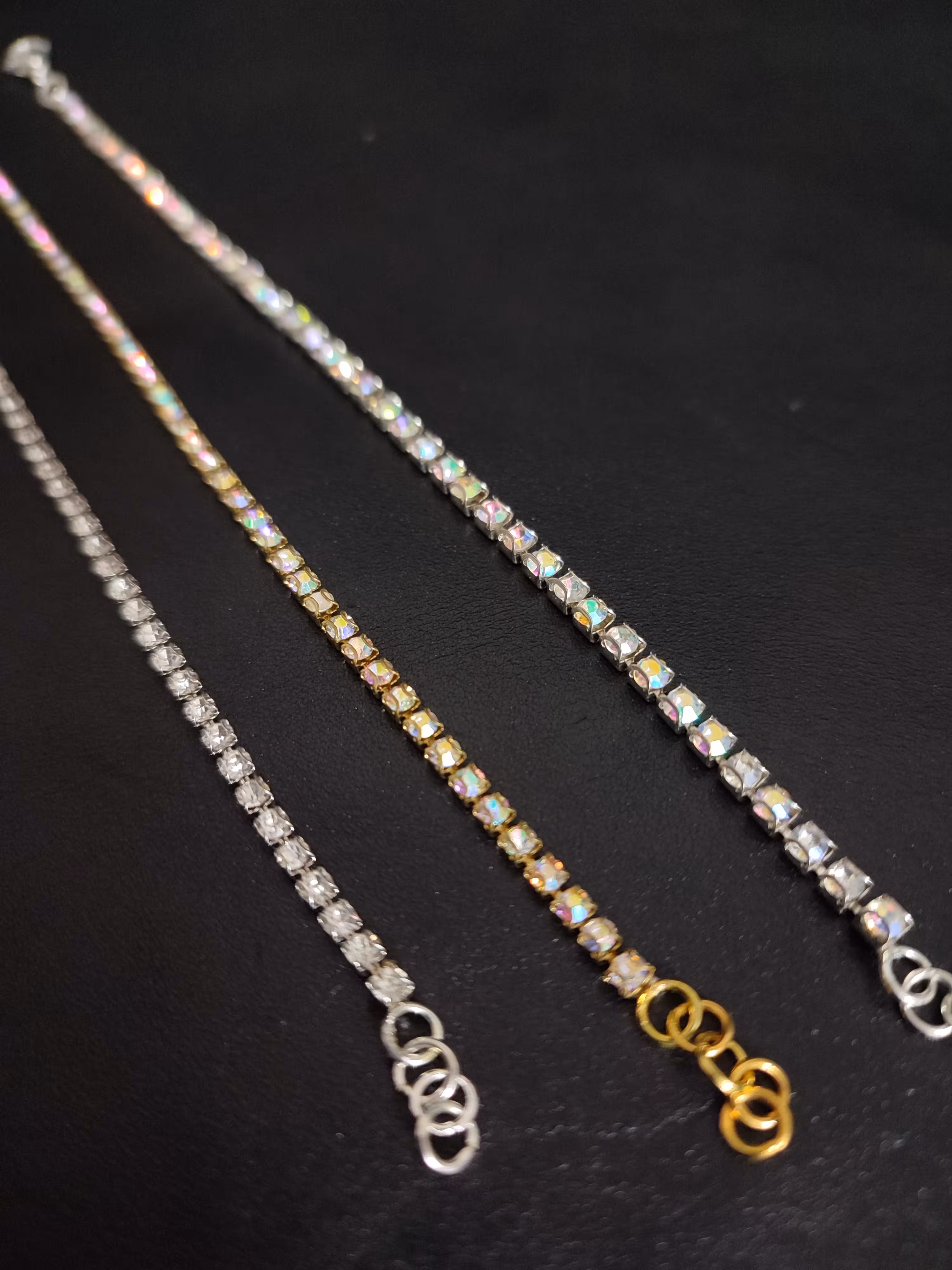 دستبند نگین دار ظریف یک ردیفه