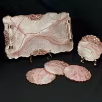 سینی پذیرایی لوکس با 6 زیر استکانی طرح کریستال صورتی