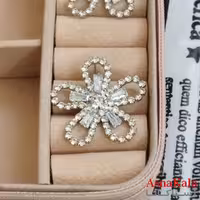 گوشواره جواهری مدل آویز نگیندار رنگ نقره ای کد GSH152106W