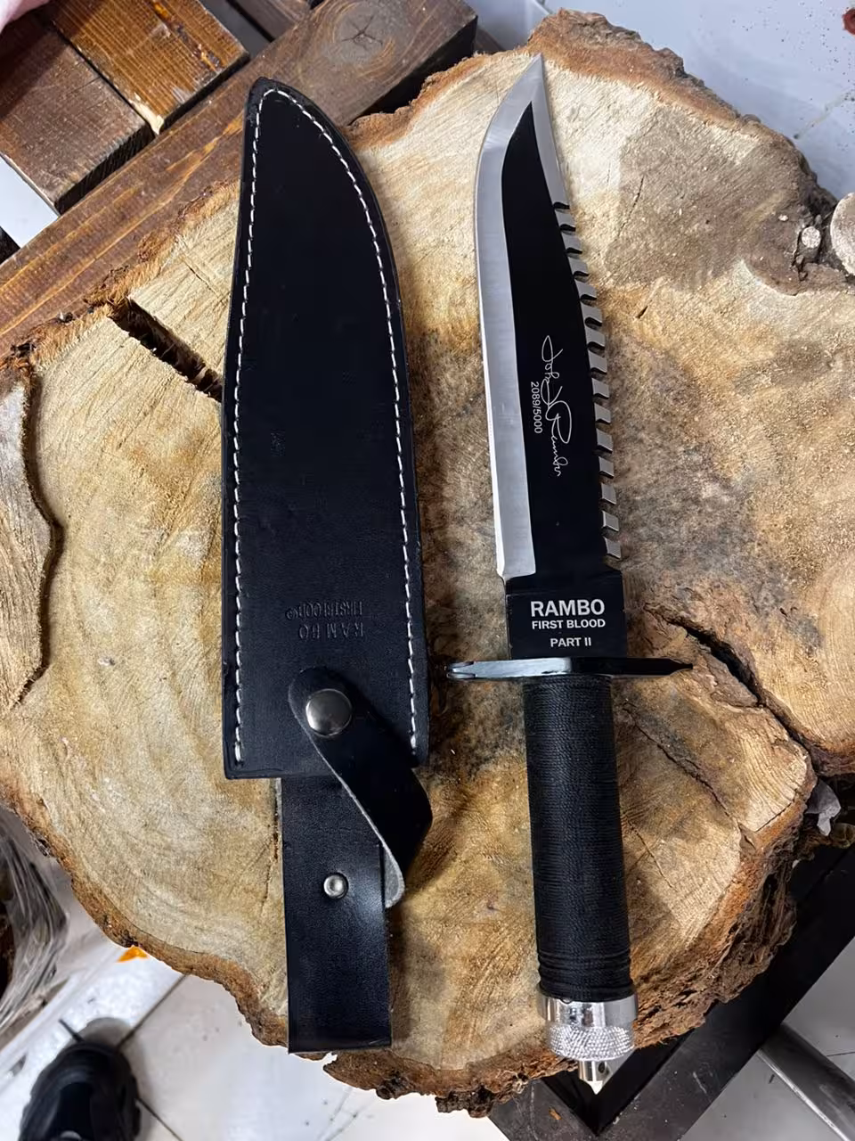 کارد شکاری رمبو اورجینال با امضای رمبو روی تیغه