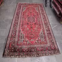فرش دستباف شيراز طرح لچک و ترنج سایز قالي رنگ زمینه لاكي رنگ حاشیه سرمه اي کد 38493