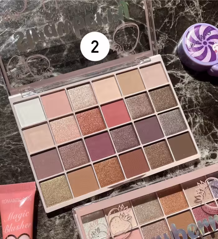 پالت سایه 24رنگ توت فرنگی کیوت برند dodooo girl با پیگمنت و رنگبندی فوق العاده عالی