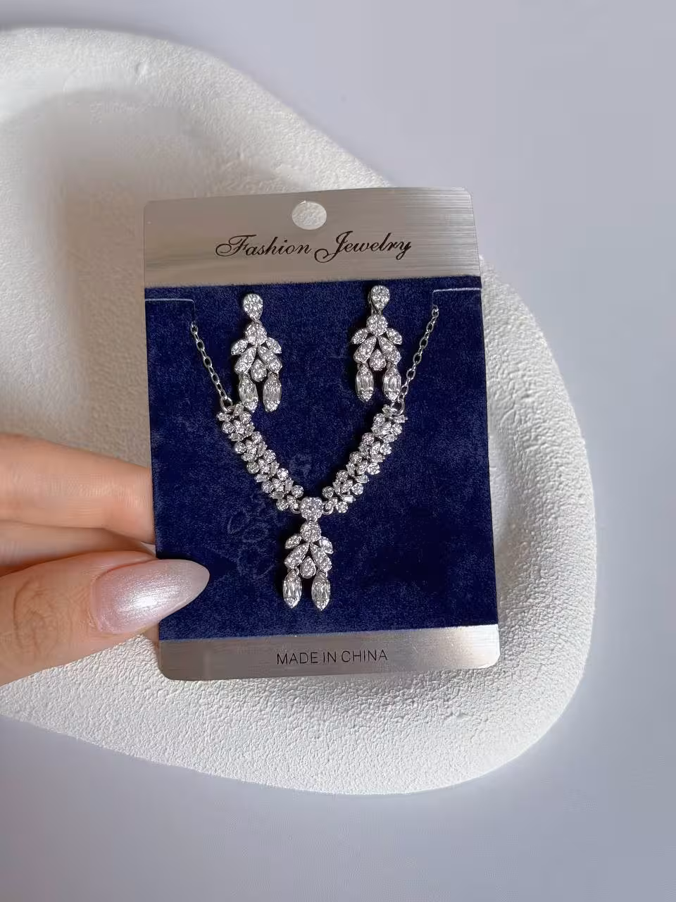 نیمست مجلسی/گردنبند گوشواره/ضدحساسیت/گردنبند دارای زنجیرباقابلیت تنظیم ارتفاع/نگین ها اتمی/کیفیت بالا/وارداتی