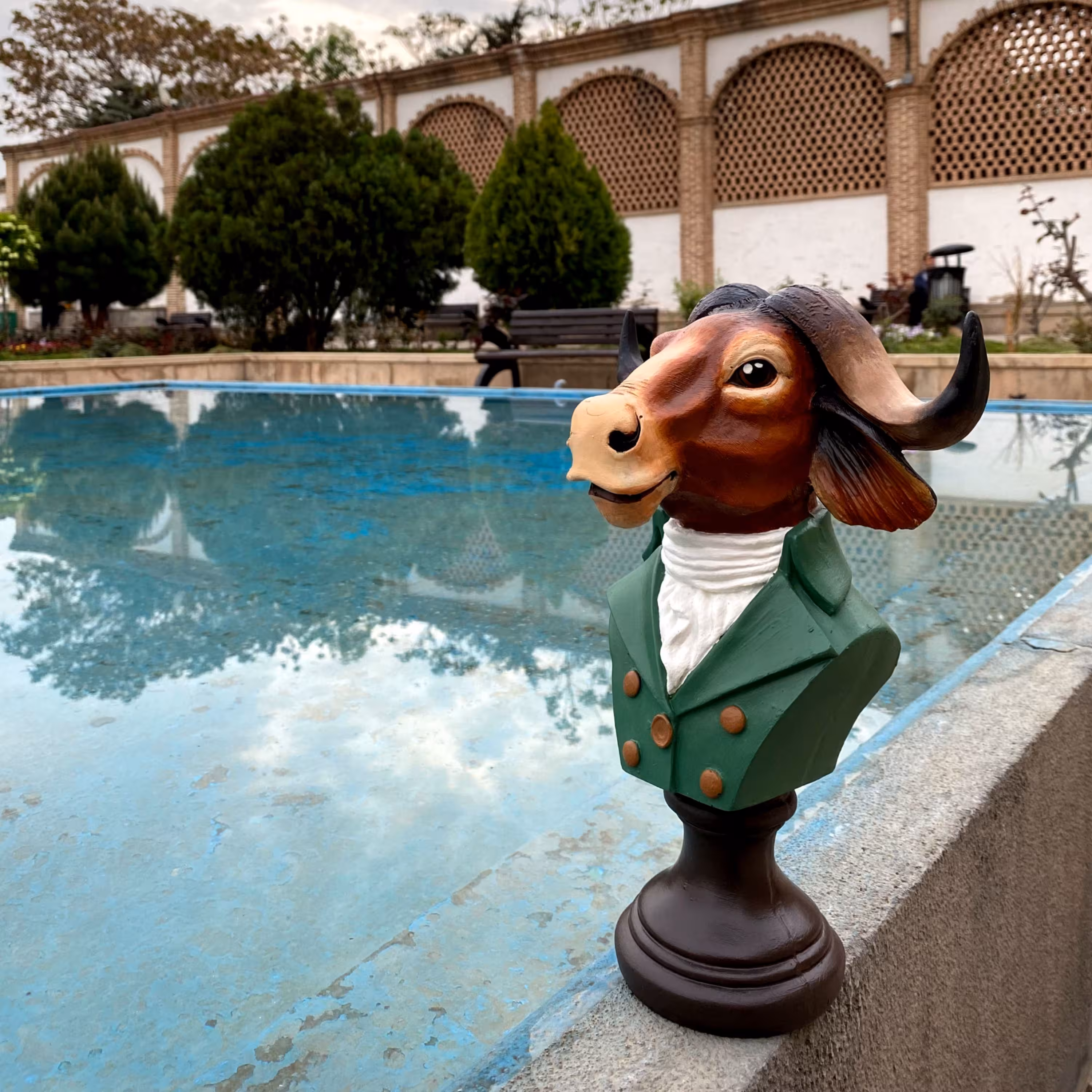 مجسمه رنگی گاو مدل جناب گابی با رنگ آمیزی دقیق و رنگ اکریلیک مخصوص و مقاوم