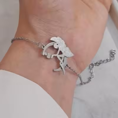 دستبند ماه و فرشته پلاک دار نقره ای استیل شن پاش دخترانه - رنگ ثابت ضد حساسیت