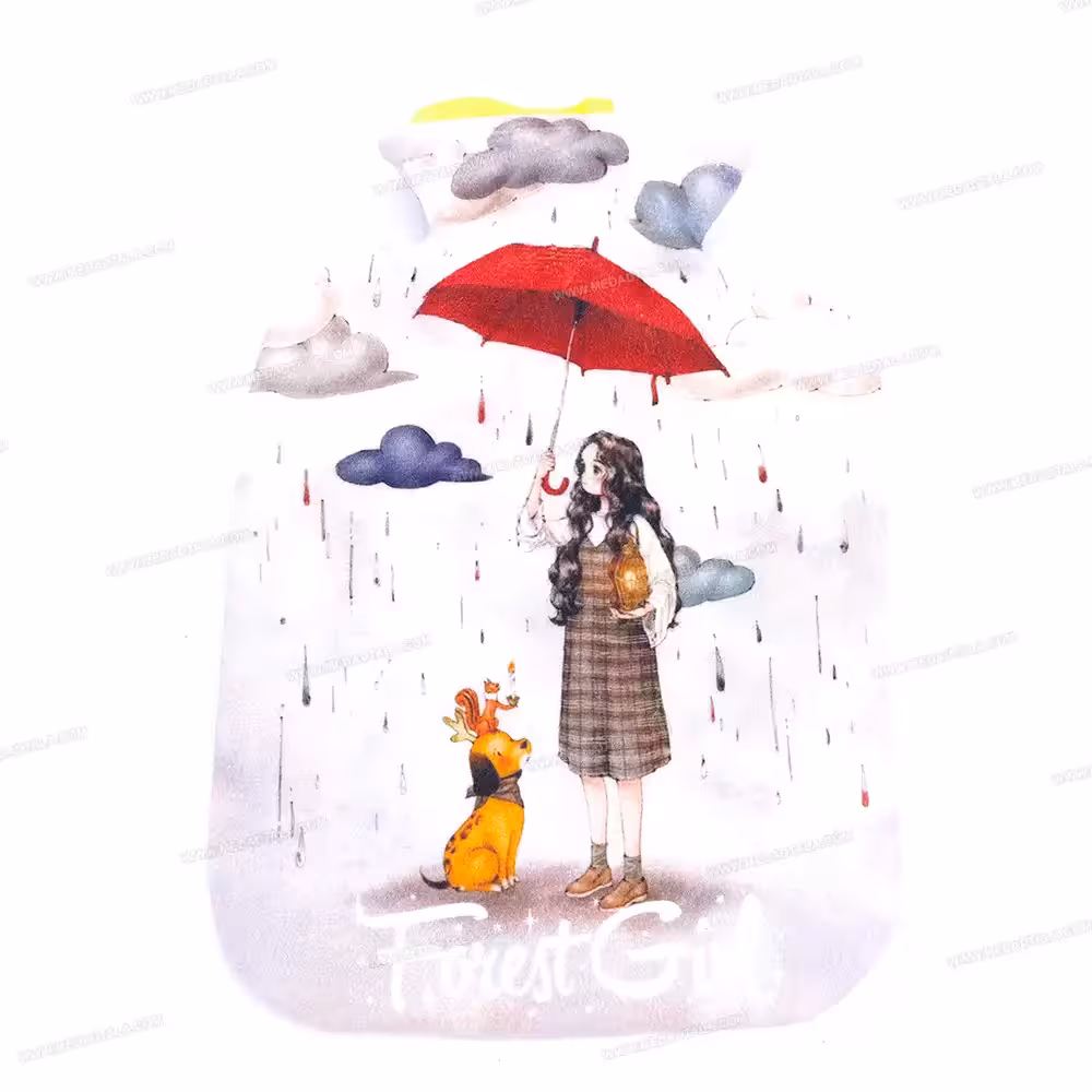 کیسه آب گرم دختر در هوای بارانی