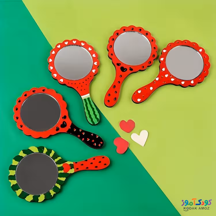 آینه دسته دار چوبی گرد یلدا طرح دختر گلنار