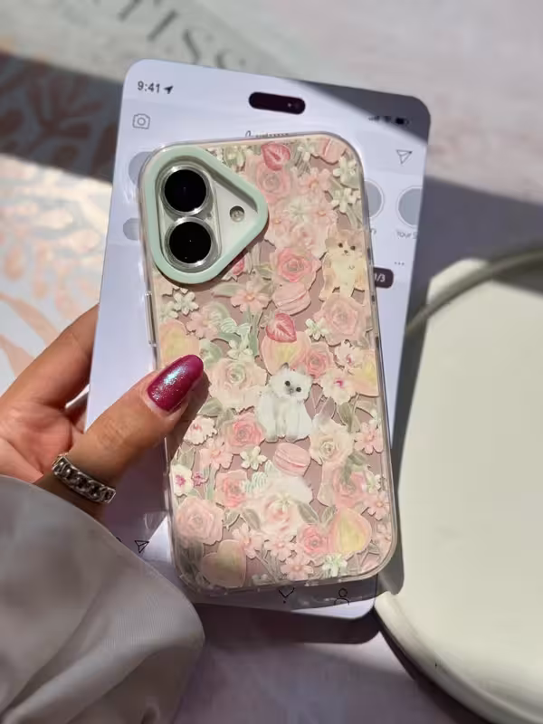 قاب پیشی در باغ گل