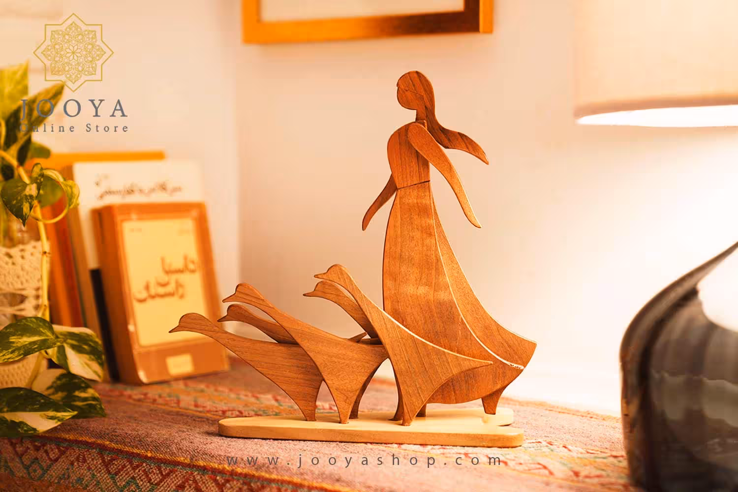 مجسمه چوبی دانل