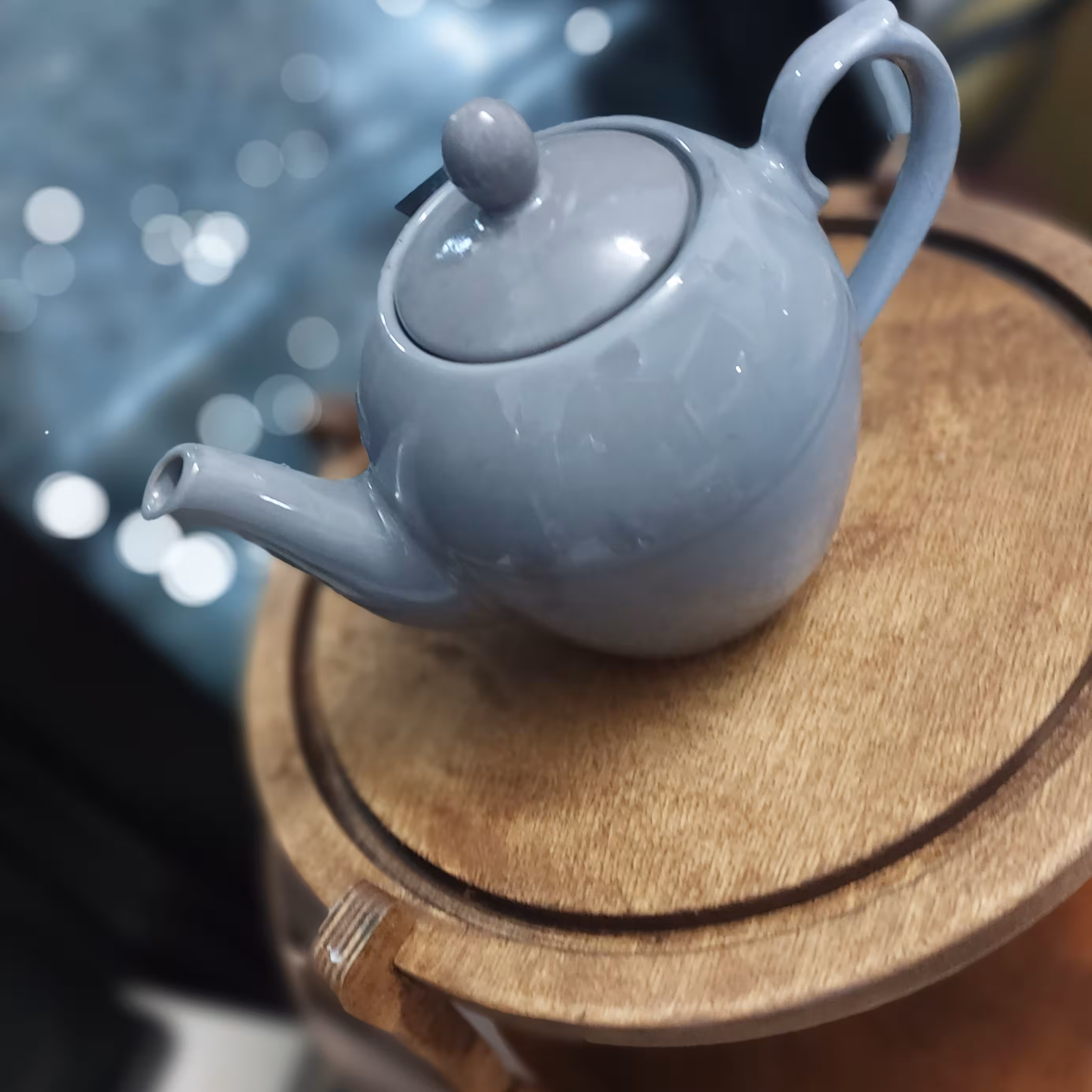 قوری 4کپ مدل شاهان برند پارسینه وزن 650گرم طول17سانت عرض12سانت ارتفاع 11سانت رنگ طوسی