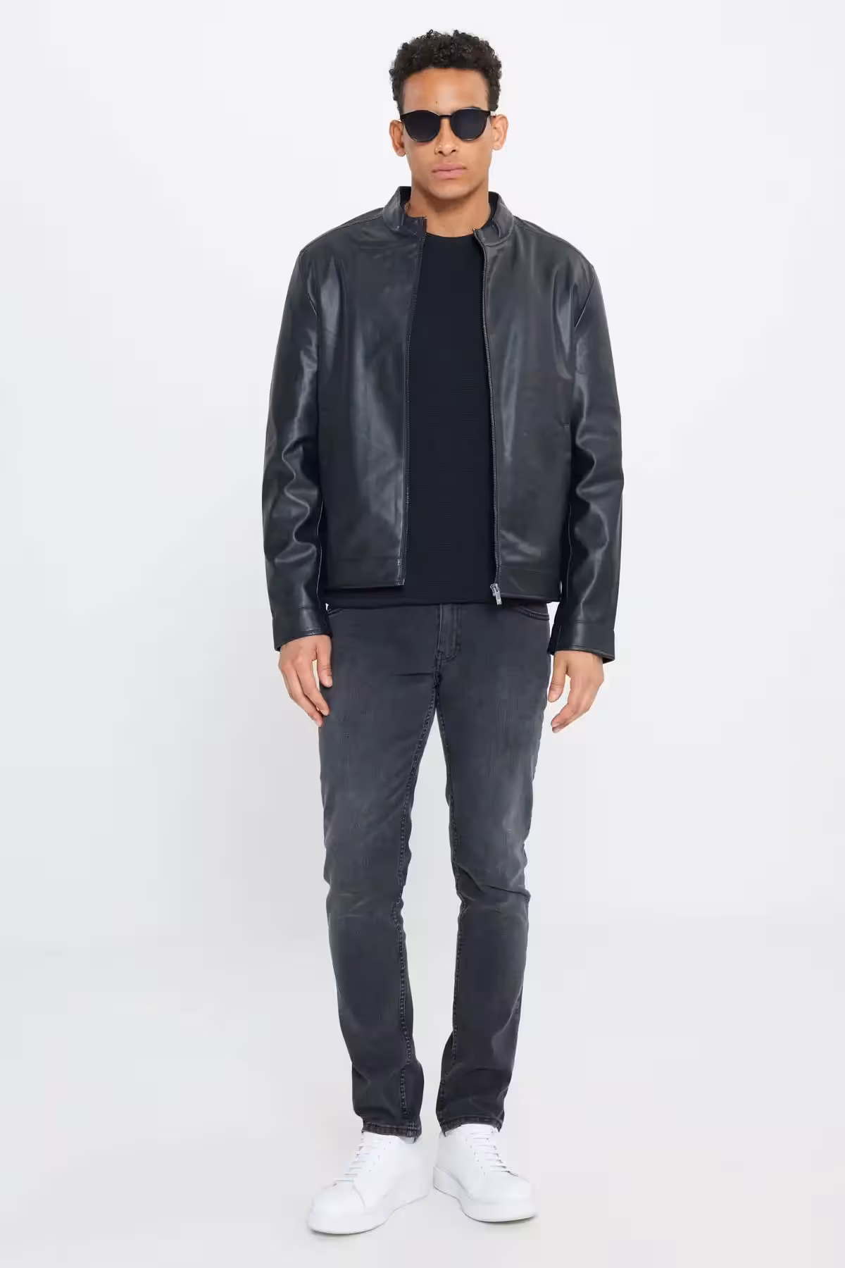 جاکت چرمی مشکی مردانه با زیپ، با طراحی استاندارد و برش معمولی و یقه‌ای ایستاده. - 7249