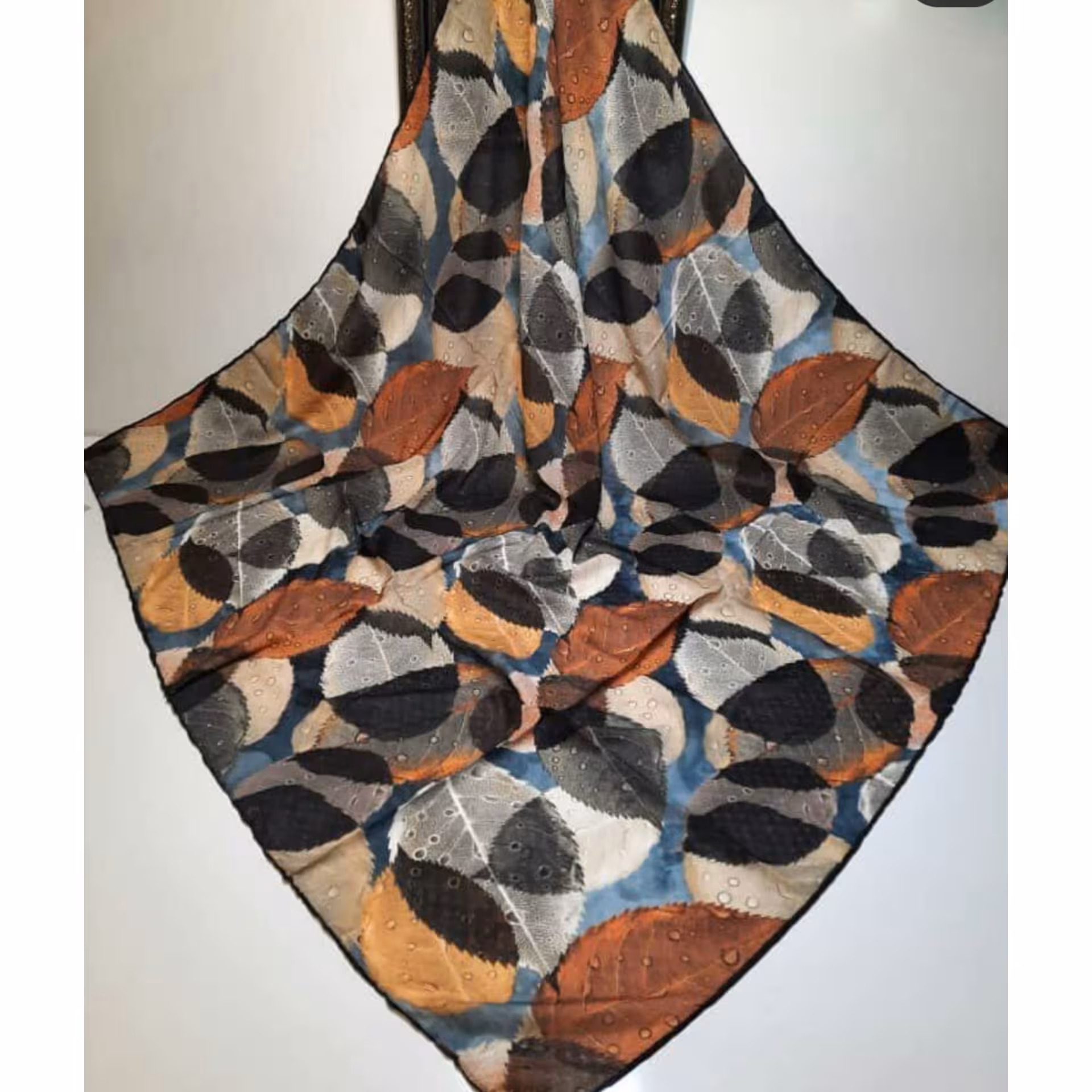 روسری نخی دور دست دوز در چندین طرح متنوع