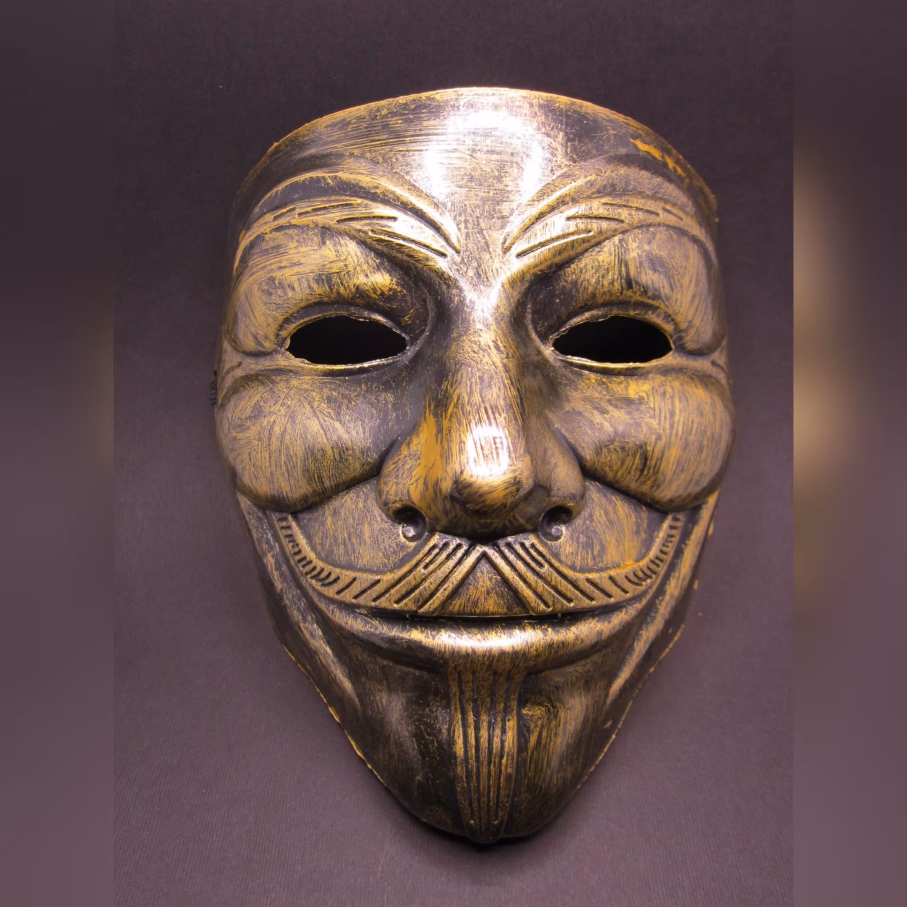 ماسک V for Vendetta (رنگ طلایی) anonymous