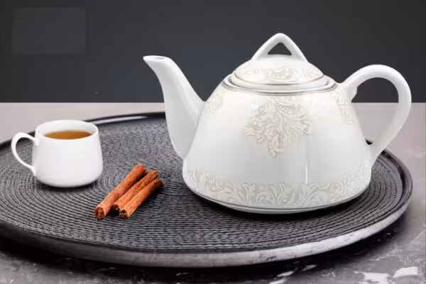 قوری چینی درجه یک طرحدار کف پهن 600سی سی با درب چینی