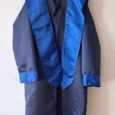 لباس فارغ‌ التحصیلی همراه کلاه و شال