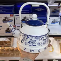 کتری لعابی 2.5 لیتری طرح اسمگ SMEG رنگ سفید طرح سورمه‌ای