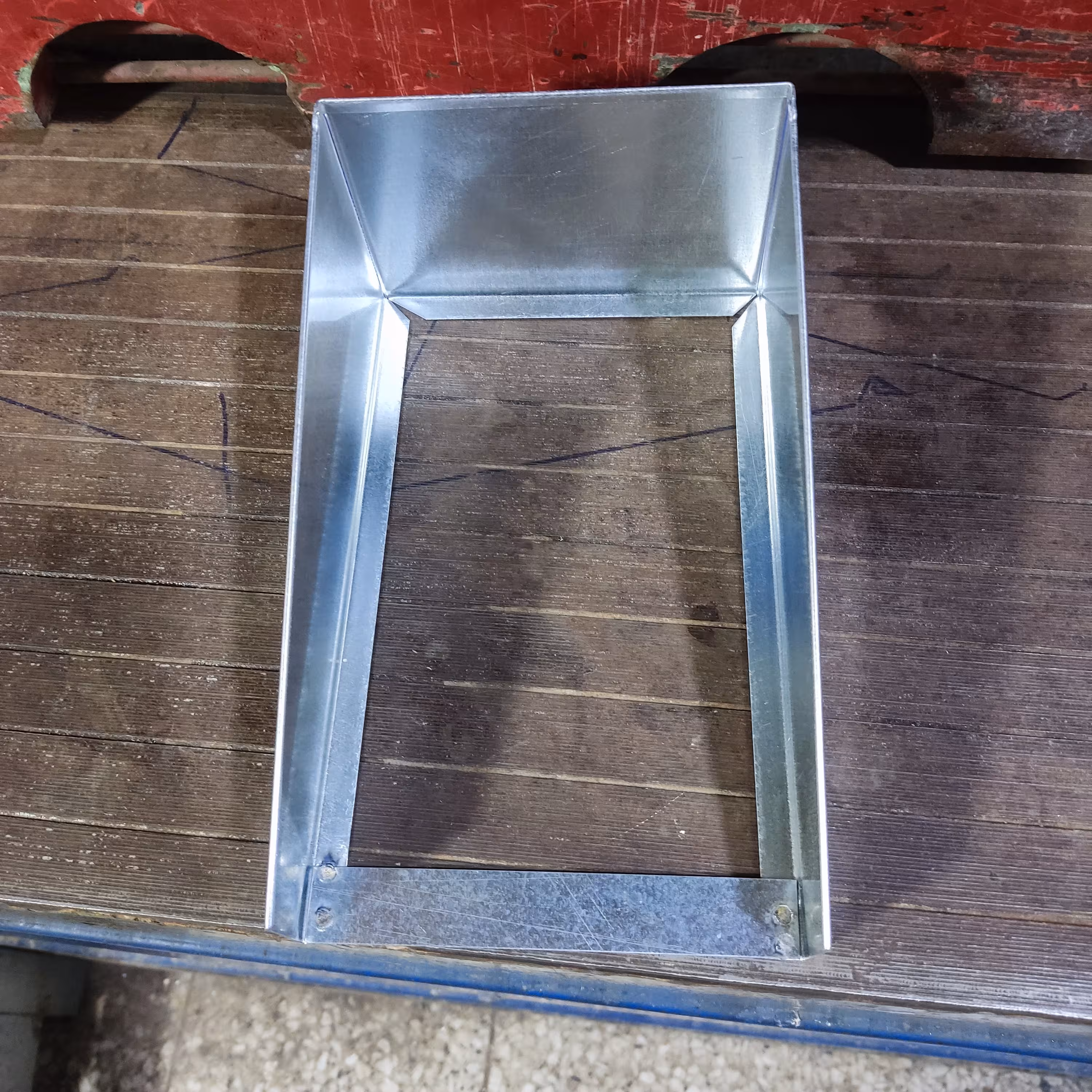 باران گیر آیفون. پک 50عددی  ورق 55 تسمه پایین ورق70 سایز 13.5*22عمق9.5 . هزینه ارسال پس کرایه میباشد