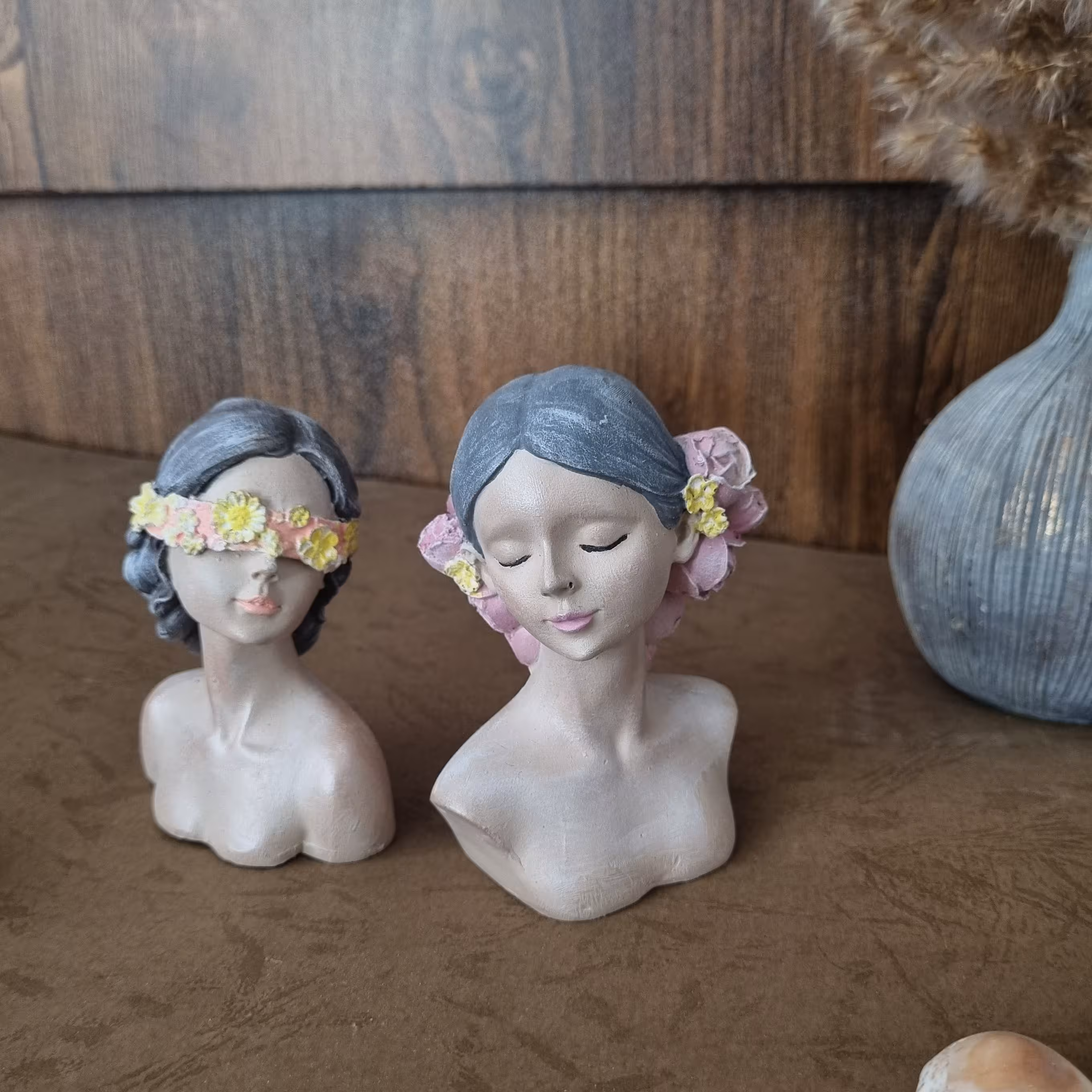 مجسمه دختر کوچک گل گلی