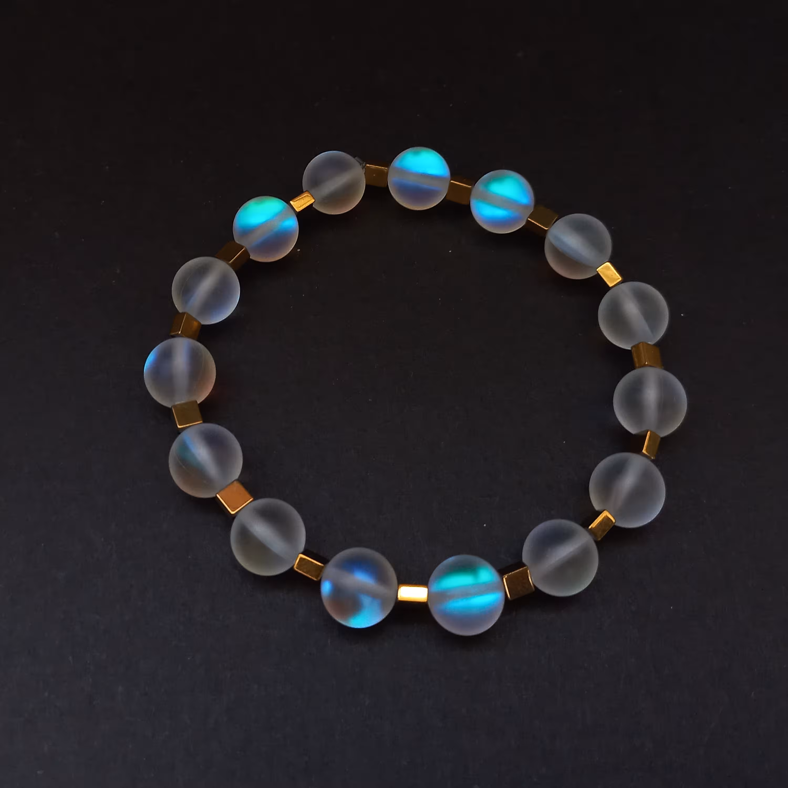 دستبند مون استون سفید و حدید طلایی فوق العاده زیبا