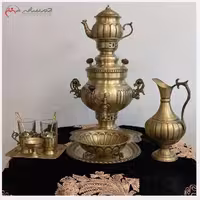 سرویس سماور ذغالی برنجی 3 لیتری همراه با سرویس چای خوری 2 نفره و مهردار روسی در بدنه و درب محصول