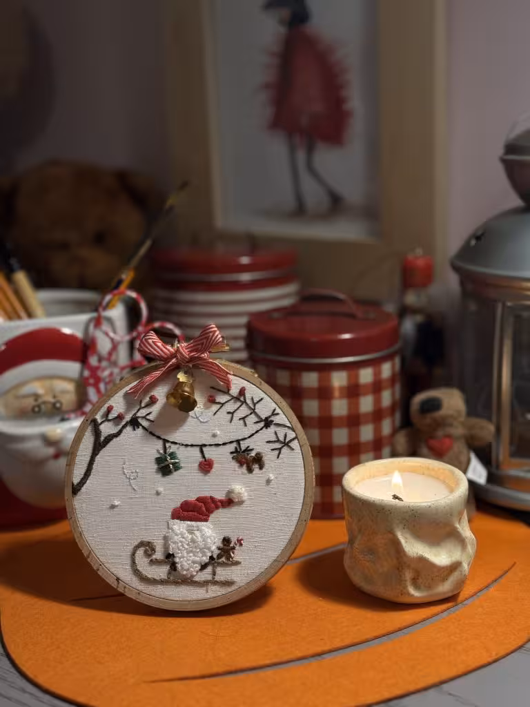 دیوارکوب گلدوزی