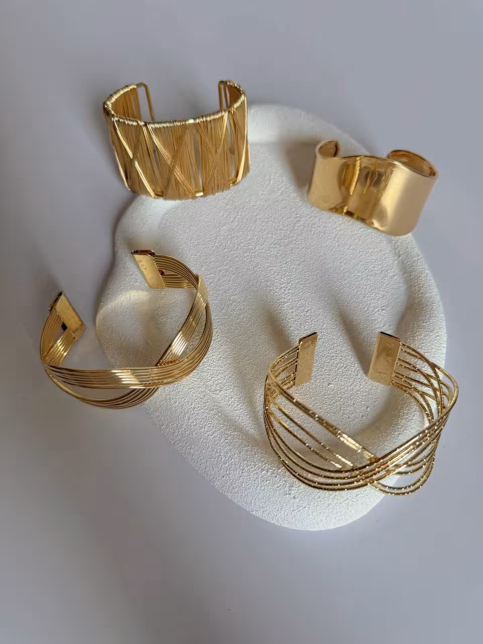 کالکشن بنگل طلایی طرح طلا999بنگل/فری سایز و‌مناسب هرسایز مچی/جنس ابکاری رادیوم/ضدحساسیت/هرگونه بدلیجات از موادشوینده عطرادکلن استخر دورباشند