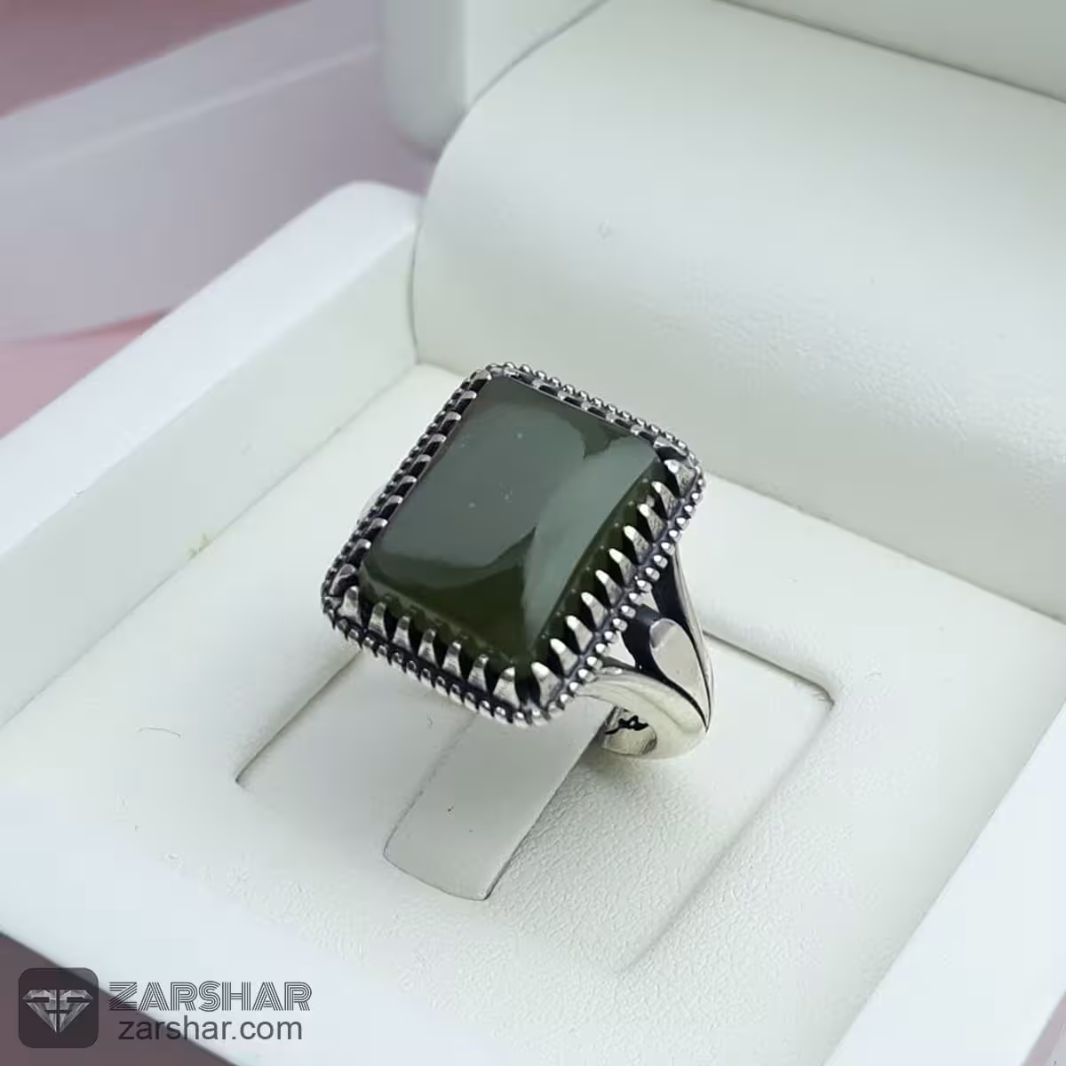 انگشتر یشم‌ یمنی چهارگوش 12.2 گرم