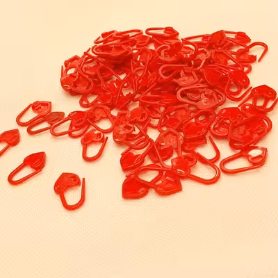 قلاب بافتنی کد 2 به همراه 4 عدد سنجاق نشانه گذار طرح قلبی