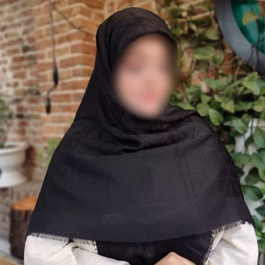 روسری نخ ابریشم ژاکارد دو رو لمه دار
ریشه پرزی
کیفیت بی نظیر و متفاوت
سُر نمیباشد
قواره140وارداتی درجه 1