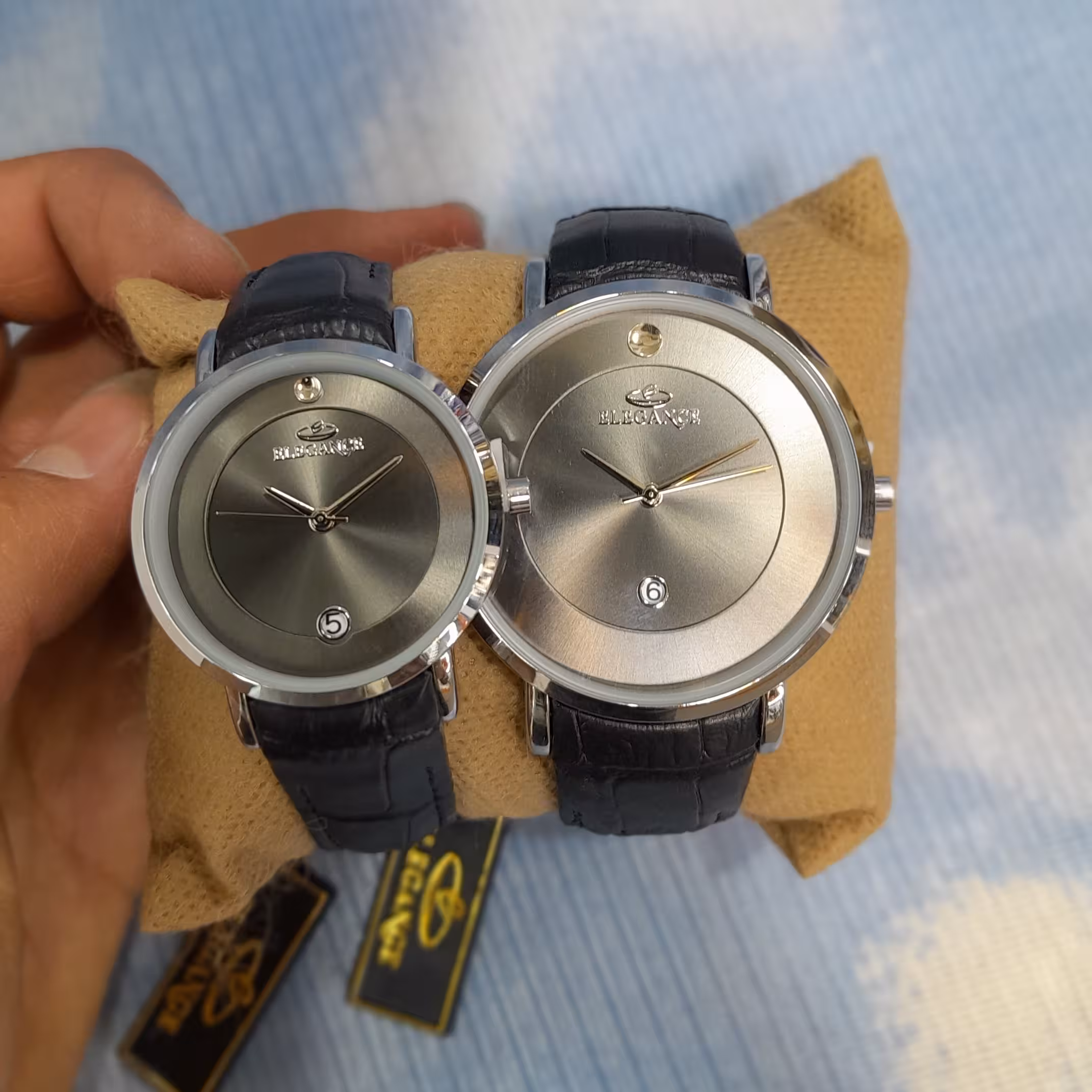 ست.ساعت مچی برند الگانس.موتور اصلی با ضمانت.بند چرم اصلی فیت.فقل دوحالته اصلی. صفحه ساده.با جنس درجه دو مقایسه نشود.