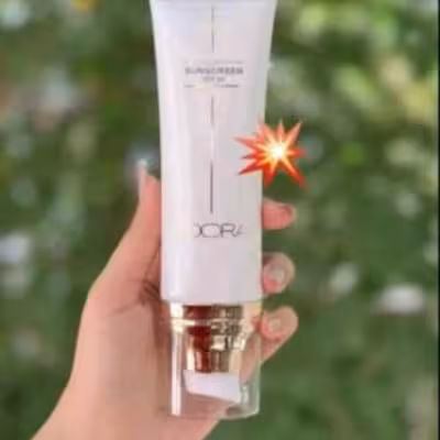 کرم ضد آفتاب  SPF50 بی رنگ مناسب انواع پوست لدورا کر 80 میلی لیتر
