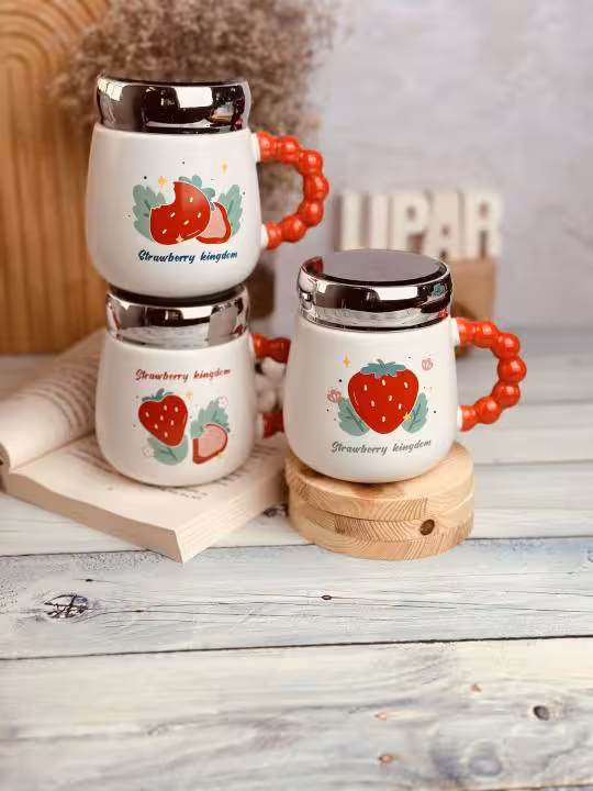 ماگ در پیچی توت فرنگی دسته توپی کد 4708