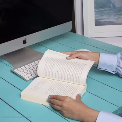 کتاب پسری روی سکوها اثر حمیدرضا صدر نشر چشمه